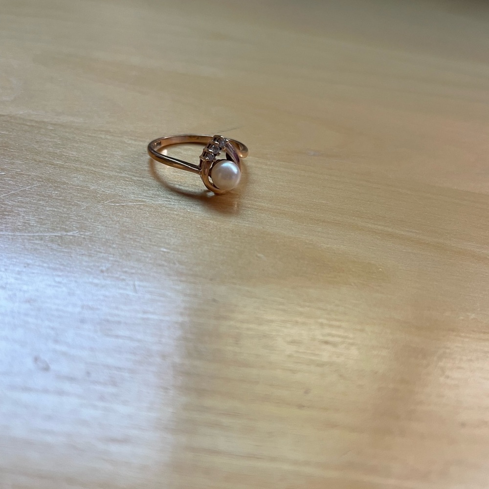 Size 8 Gold and Pearl Ring